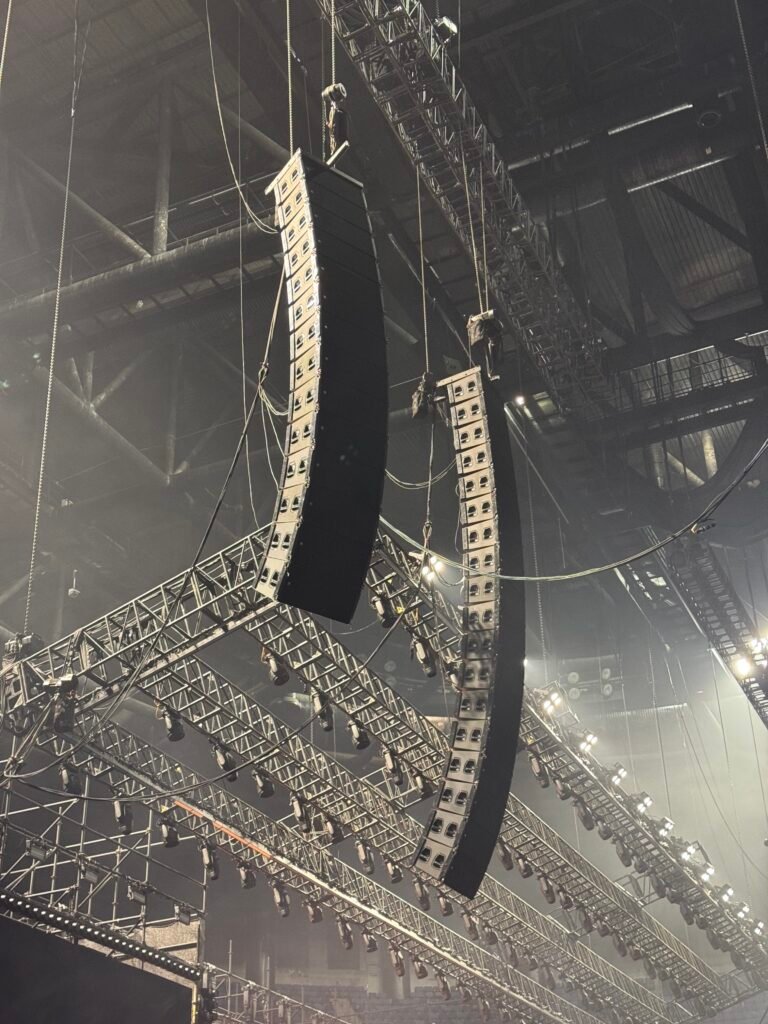 The line array speakers suspended in hanging