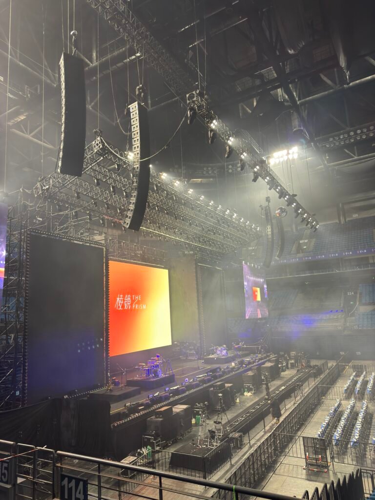 The line array speakers suspended in hanging