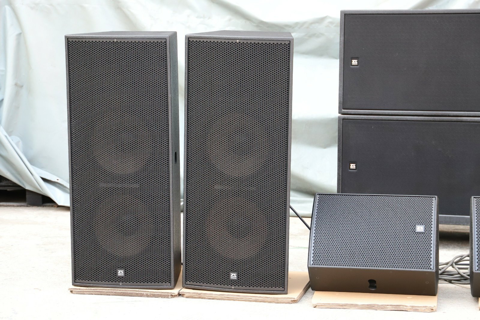 V215 Dual 15 inch point source speaker